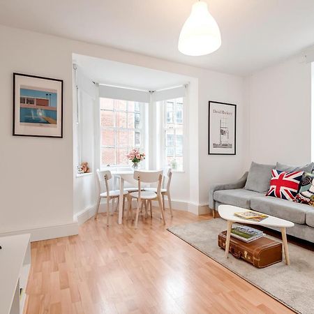 Modern One Bedroom Victoria Apartment Лондон Экстерьер фото