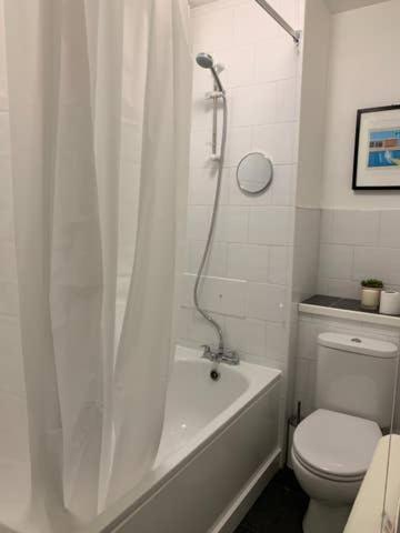 Modern One Bedroom Victoria Apartment Лондон Экстерьер фото